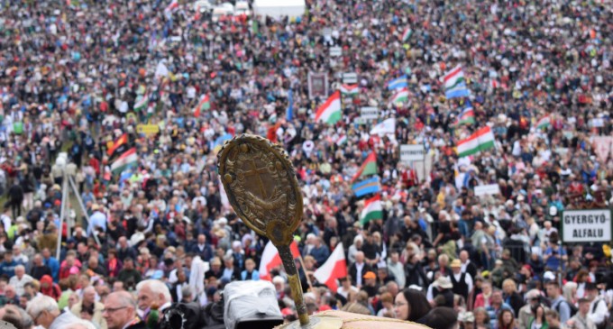 FOTO Credincioşi din întreaga lume s-au rugat împreună la impresionantul pelerinaj de la Şumuleu Ciuc (reportaj)