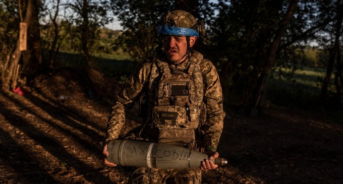 Banii, și nu cantitatea, reprezintă principala problemă în aprovizionarea Ucrainei cu obuze de artilerie, dezvăluie un aliat-cheie