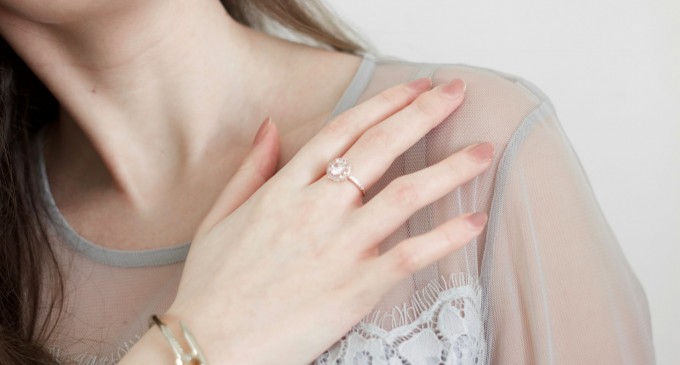 Secretul unei cereri în căsătorie de neuitat: inelul de logodnă ideal