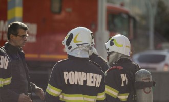 VIDEO Un bebeluș și familia lui, salvați după ce au rămas izolați pe o insulă formată pe râul Strei, în urma deversării unui baraj