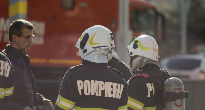 VIDEO Un bebeluș și familia lui, salvați după ce au rămas izolați pe o insulă formată pe râul Strei, în urma deversării unui baraj