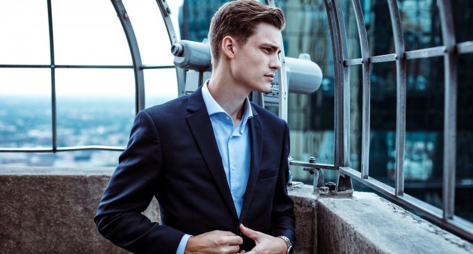 Cum poți să fii un bărbat care iese în evidență de fiecare dată când iese în societate?