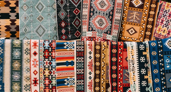 Tendințe în covoare pentru anul 2024: culori, texturi și modele care vor fi în vogă în designul interior