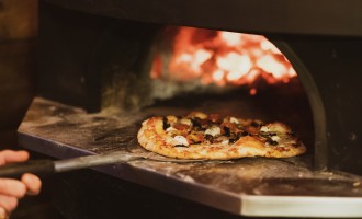 De ce să investești într-un cuptor pe lemne pentru pizzeria ta?