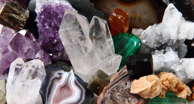 Cristale: Descoperă Magia Mineralelor la MineralShop