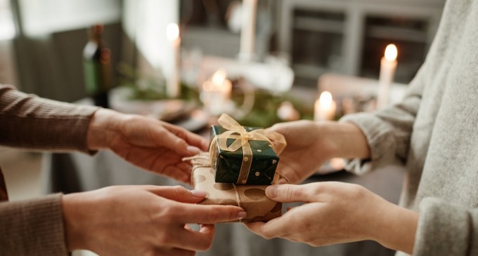 Știința din spatele bucuriei de a de a oferi cadouri