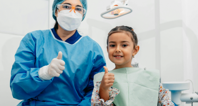 Cum să-l pregătești pe cel mic de prima vizită la dentist