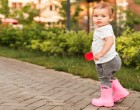 Cum au revenit în actualitate cizmulițele de cauciuc pentru copii?