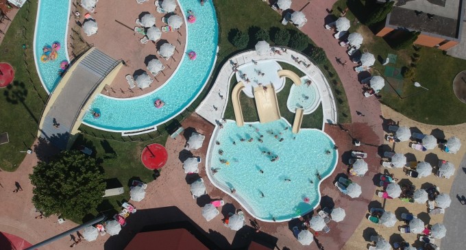 Divertiland Water Park se redeschide pe 6 iunie 2025. În primele trei zile, vizitatorii beneficiază de o ofertă specială: 1+1 GRATIS