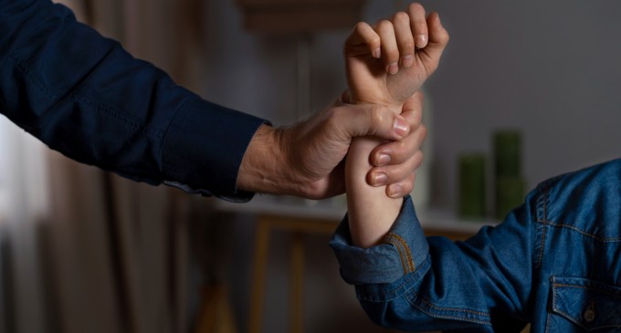 Traficul de persoane: O perspectivă juridică asupra unei plăgi sociale – Ce trebuie să ştii?