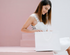 Cadouri care mai de care: Ce haine și accesorii să-i oferi celei mai bune prietene fără să pară că ai ales piese de la reduceri?