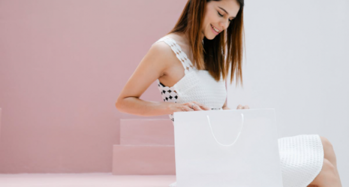 Cadouri care mai de care: Ce haine și accesorii să-i oferi celei mai bune prietene fără să pară că ai ales piese de la reduceri?