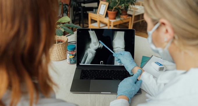 Importanța tratamentului personalizat în afecțiunile ortopedice