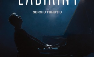 LABIRINT – Sergiu Tuhuțiu debutează ca actor într-un spectacol care îmbină muzica și teatrul: o confesiune despre greșeli, iubire și supraviețuire