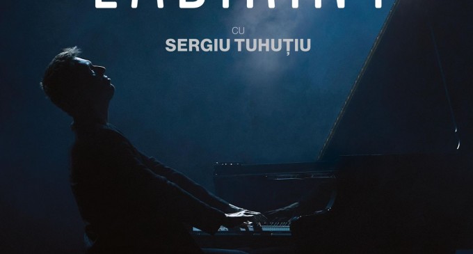 LABIRINT – Sergiu Tuhuțiu debutează ca actor într-un spectacol care îmbină muzica și teatrul: o confesiune despre greșeli, iubire și supraviețuire