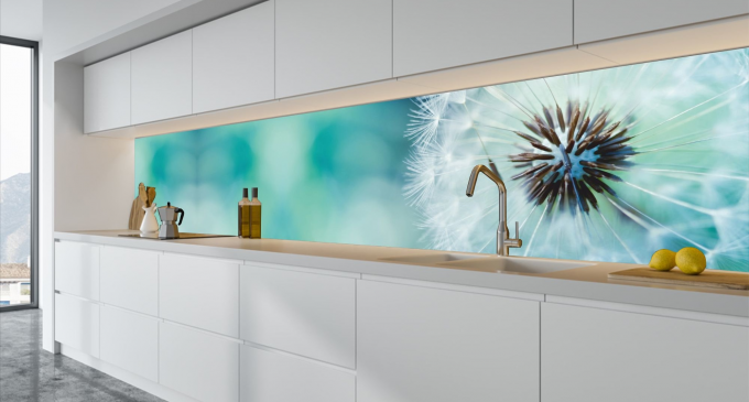 Cum îți transformi bucătăria cu sticlă printată modernă