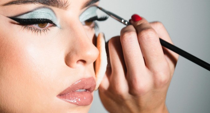 Machiajul minimalist – tendința care pune accent pe frumusețea naturală