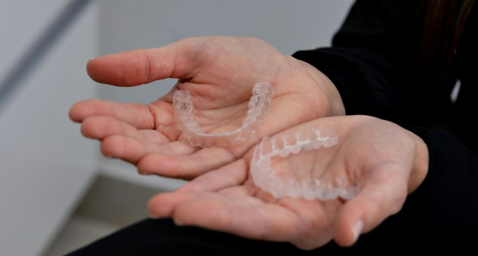 3 avantaje ale aparatului dentar invizibil