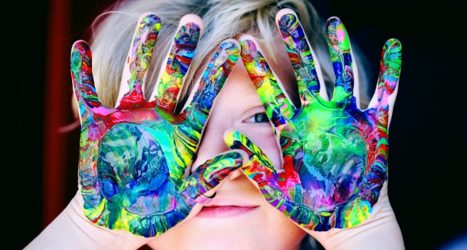 Cursuri creative online care te readuc la tine – explorare, inspirație și reconectare pe trans-formare.ro