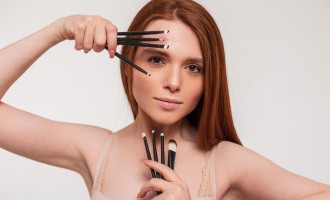 5 greșeli de machiaj care îți pot îmbătrâni vizual tenul