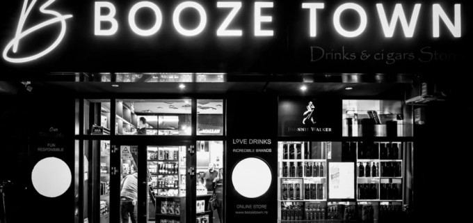 Un decor elegant care nu incarca cadrul