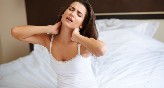 Te trezești cu gâtul înțepenit? Iată cum perna greșită îți strică diminețile și dispoziția!