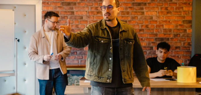 Dezvoltă-ți vocea și impactul profesional cu ajutorul Collegio