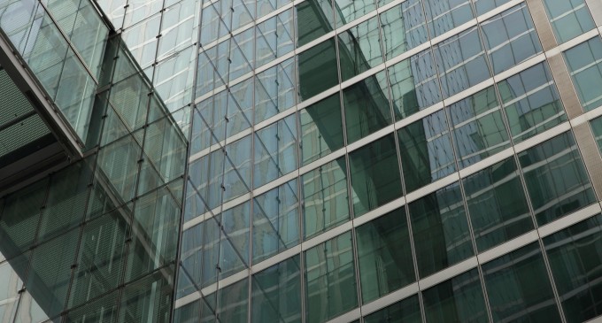 Cum se realizează în siguranță curățarea suprafețelor exterioare