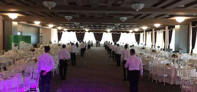Cum transformi un eveniment cu servicii profesionale de ospătari