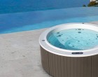 Diferențe între un jacuzzi exterior și o piscină: ce opțiune e mai bună pentru tine