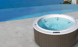 Diferențe între un jacuzzi exterior și o piscină: ce opțiune e mai bună pentru tine