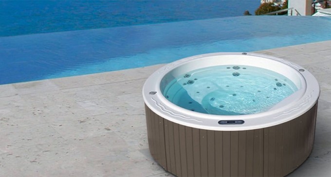 Diferențe între un jacuzzi exterior și o piscină: ce opțiune e mai bună pentru tine