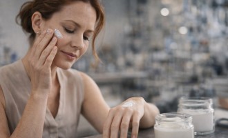 La prima probă pe piele, emolienții farmaceutici se văd în două locuri diferite: senzație și stabilitate