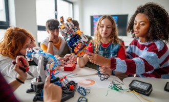 Cum se schimbă educația modernă din România: ce caută părinții de azi pentru copiii lor