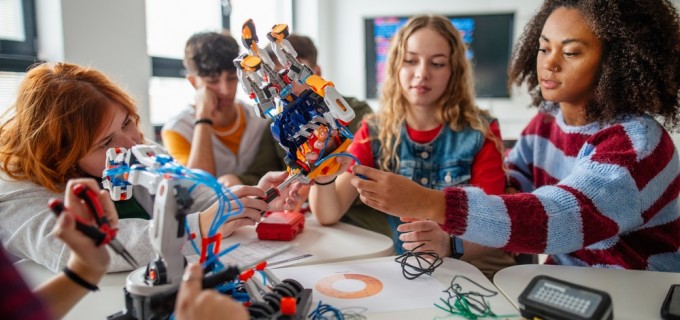 Cum se schimbă educația modernă din România: ce caută părinții de azi pentru copiii lor