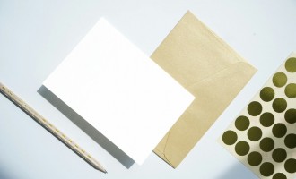 Siliconic, autoadeziv sau gumat: care este cel mai rezistent sistem de lipire a plicurilor de corespondență pentru siguranța conținutului?