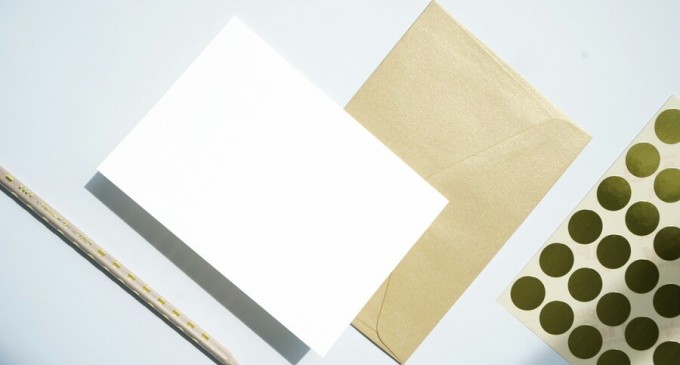 Siliconic, autoadeziv sau gumat: care este cel mai rezistent sistem de lipire a plicurilor de corespondență pentru siguranța conținutului?