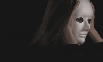 Cine ești tu cu adevărat? Criza de identitate explicată simplu