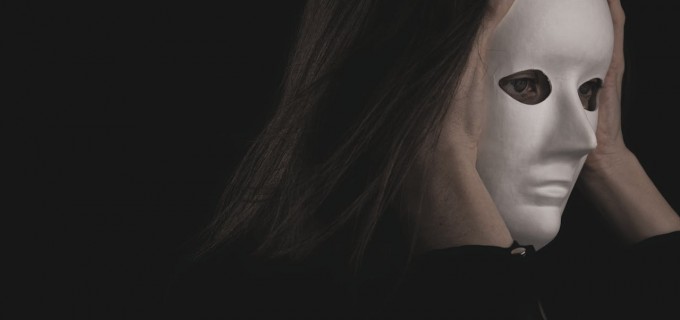 Cine ești tu cu adevărat? Criza de identitate explicată simplu