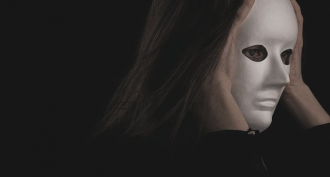 Cine ești tu cu adevărat? Criza de identitate explicată simplu