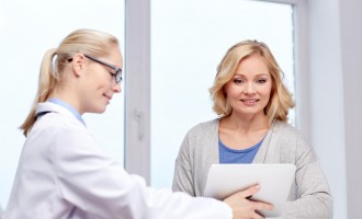 Ce poziție adopți în timpul ecografiei mamare? Ghidul confortului și al unei examinări reușite