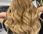 Secretul unui păr care arată mereu bine stă în acea vizită la salon unde te simți cu adevărat înțeleasă