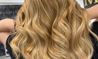 Secretul unui păr care arată mereu bine stă în acea vizită la salon unde te simți cu adevărat înțeleasă