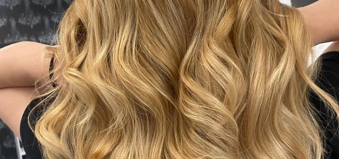 Secretul unui păr care arată mereu bine stă în acea vizită la salon unde te simți cu adevărat înțeleasă