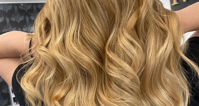 Secretul unui păr care arată mereu bine stă în acea vizită la salon unde te simți cu adevărat înțeleasă