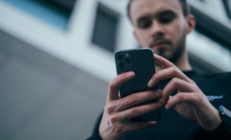 Separarea profesionalului de personal: De ce afacerea ta are nevoie de un telefon dedicat