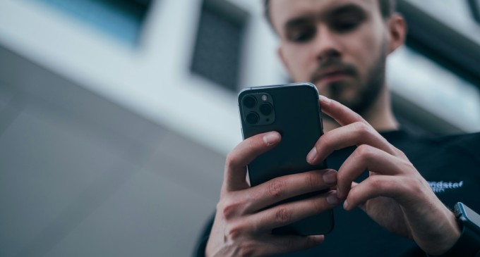 Separarea profesionalului de personal: De ce afacerea ta are nevoie de un telefon dedicat