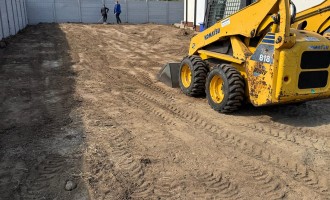 Cum să scapi rapid de un teren neamenajat cu ajutorul unui bobcat