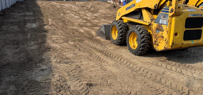 Cum să scapi rapid de un teren neamenajat cu ajutorul unui bobcat
