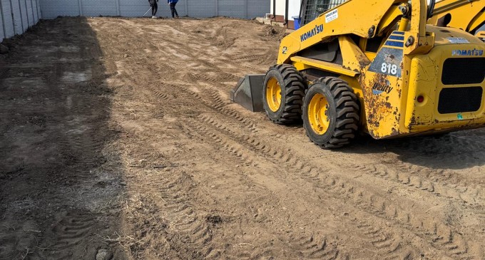Cum să scapi rapid de un teren neamenajat cu ajutorul unui bobcat